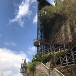 Kubu Beach Club - エレベーターでビーチサイドに降ります。