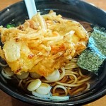 かまや食堂 - 天ぷらそば。食べ進めていくと更に美味しくなる。