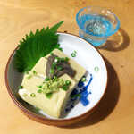 まさむね - カニ味噌豆腐（￥528）。カニ味噌の練り込まれた豆腐に、さらに濃厚なカニ味噌を掛けて… 旨味が爆発！