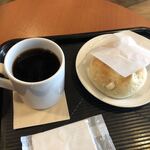 CAFFE VELOCE - 焼き立てクリーミーボール ミルクアーモンドとブレンドコーヒーMサイズで460円