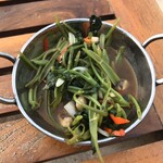 Kisik Bar and Grill  - 菜葉 赤ピーマン マッシュルーム トマト 葱の妙め物