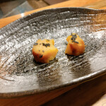 鶏料理ひとりひとり - 蜜芋炭塩乗せ