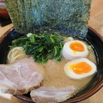 横浜ラーメン 北村家 - 青葉盛り（900円）
