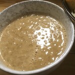 極太濁流ラーメン ら・けいこ - 盛りそばのつけ汁アップ
            タプリの背脂で熱々！チンチコチンです。