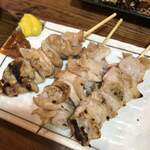 宮川橋もつ肉店 - しろ（これも安い、道路に落ちてるくらいの金額）