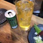 宮川橋もつ肉店 - 緑茶ハイも緑茶は缶で出て来る