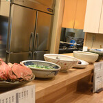 千代娘 - カウンターに並ぶ美味しそうなおばんざい