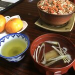 Kobase - 魚のお吸い物とデザートのみかん、お茶