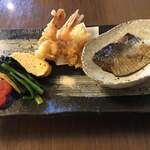 みな川 - 自家製にしん煮 揚げたて小海老天 だし巻き ほうれん草 金時人参