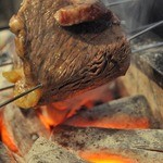びすと炉　心平゜ - 備長炭の炭焼きや炙り料理も多数。素材の旨さを最良の形で引き出します