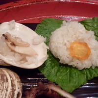 草喰 なかひがし - 2012年3月ハマグリの中には、ご飯もはいっています。下のワサビの葉に包んで食べます。