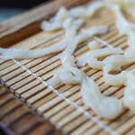 ひびき庵 - "温飩（うんどん）"の捩率（よれ）、亂雜性（みだれ）、光澤（てかり）