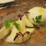 ARBOL - 丸ごとモッツァレラブラッタチーズと洋梨のサラダ