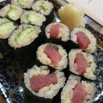 楽座 - 「かっぱ巻」のキューリは細切りですね。