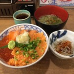 磯丸水産 堺東駅前店 - R.1.8.20.昼 サーモン三色丼 951円税込・ご飯大盛り +105円税込・生海苔味噌汁 108円税込・しらすおろし 108円税込