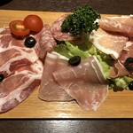 ロイヤル響 - 生ハムの盛り合わせ。
      