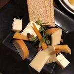 ロイヤル響 - チーズの盛り合わせ。