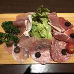 ロイヤル響 - 生ハムの盛り合わせ。