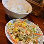 サバイチャイ タイ料理 - クイティアオトムヤム（６９０円）付属のライスとサラダ２０１９年１２月
