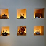 和三條 かた岡 - 茶器・酒器・皿が飾られている棚。