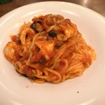 PASTAVOLA - ヤリイカと黒オリーブアンチョビトマトソースパスタ