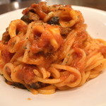 PASTAVOLA - ヤリイカと黒オリーブアンチョビトマトソースパスタ