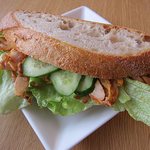 エズ ブルー - 鶏のハムがたっぷり入っています