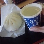 ふる里　 - お友達は、きつねうどん、私は肉まん。ワンカップ王関(笑)