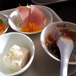 中華　十八番 - 酢豚定食(940円)　スープ・サラダ・小鉢