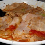 らーめんでぽっと - 豚をスープに馴染ませて・・・これが最高！！