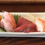 よねさん - 〈2019年12月再訪・89回目〉昼呑みセットの刺し盛り右半分