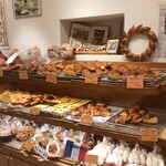 122735098 - パン棚　綺麗です