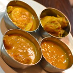 BAWARCHI - ランチビュッフェ（１，０００円）の『カレー。左手前からチキン、エッグ、アルゴビ、ダル』