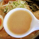 Hamaiba - コッテリ系の魚介豚骨醤油スープ 粘度多少あり
      卓上に完備されたニンニク・豆板醤を後半に投入 そっちの方が好みの味
