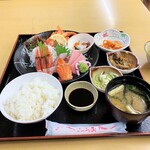 鳥取砂丘にいちばん近いドライブインレストラン砂丘会館 - 刺身定食。1600円