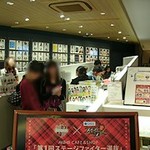AKB48カフェ&ショップ - 左のショップとカフェは真ん中で区切られています