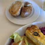 ブラッスリー・バーゼル - 右側のパンはベーグル。くるみがたくさん入っています。