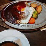 Restaurant Chez Noix - 大きなハンバーグ