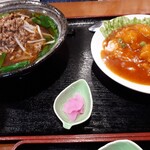 東平軒 - 台湾ラーメンとエビチリ飯、味がケチャップ効かせ過ぎで辛いチキンライスみたいです(笑)