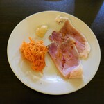 イタリアンバル グラーノドォーロ - お通し　白金豚のハムとキャロットラぺ