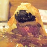 ラ プランシュ - 黒毛和牛ヒレとフォアグラと丸々トリュフのパイ包み（トリュフソース）の断面