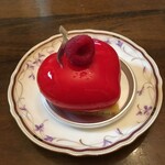 パティスリー ラ ミモザ - ルージュ(430円・税別)：ラズベリーとアーモンドのケーキ