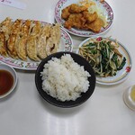 Gyouzano Oushou - 生ビール、餃子、鶏の唐揚、ニラレバ炒め、ライス（大）