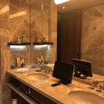 Shangri-La's Far Eastern Plaza Hotel - 