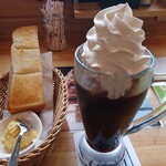 珈琲所コメダ珈琲店 - クリームコーヒー550円(甘み抜き、生ホイップクリームにチェンジ)、Ｂモーニング