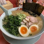 山岡家 - 醤油ラーメン中盛り、ホウレンソウ、ホウレンソウ、味玉、チャーシュー2枚クーポン使用