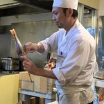 Genshiyaki Nihonshu Ame Nochi Hareruya - 若き店主の仕事姿