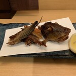原始焼 日本酒 雨のち晴レルヤ。 - 残った頭と骨をサービスで揚げ