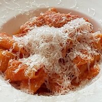 レオーネ・マルチアーノ - リガトーニ　ペコリーノソースがかかったガーリックトマトソース（2019.12）