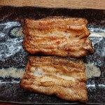 かぶと - 白焼き(上が天然、下が養殖)